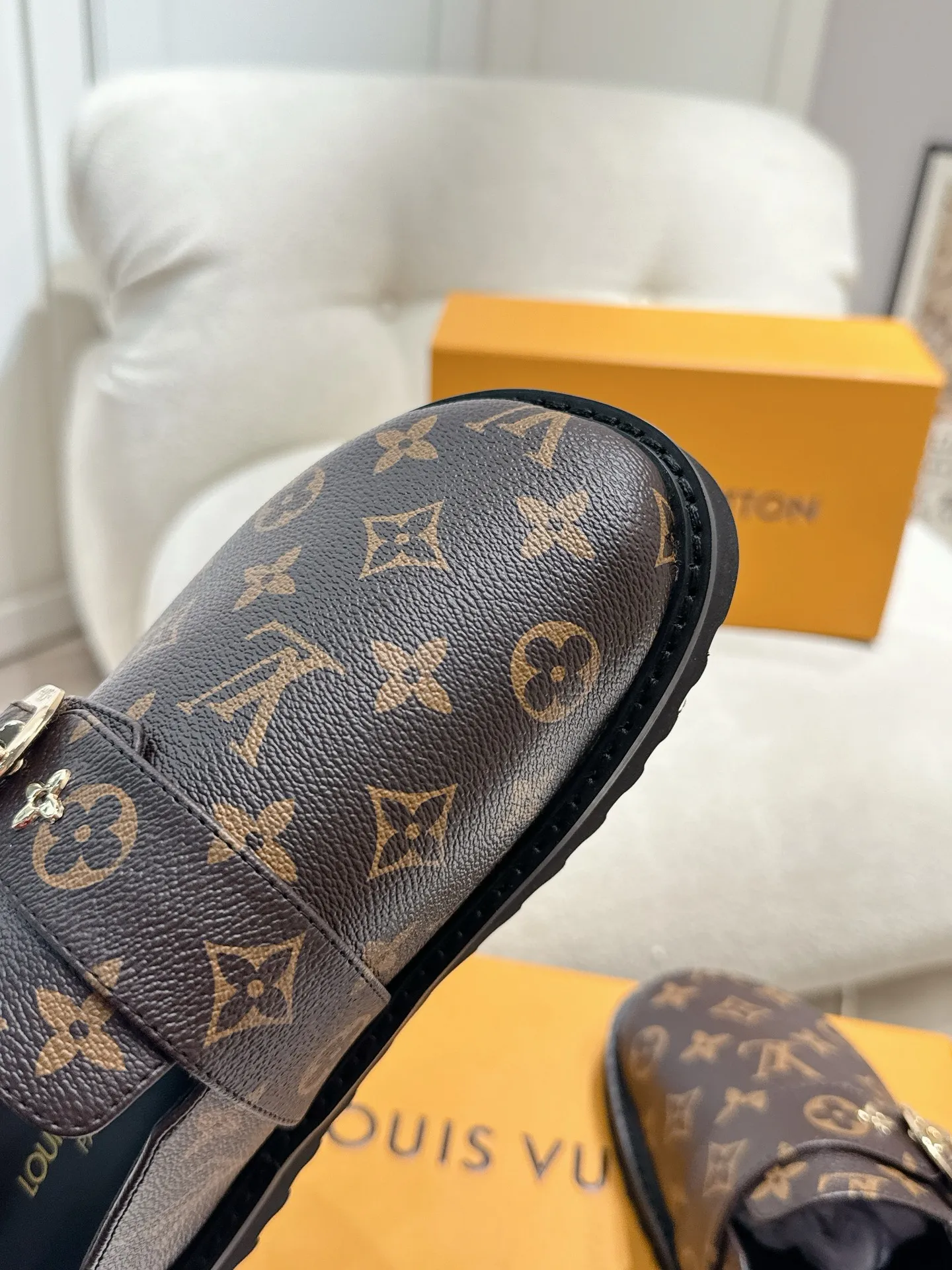 LOUIS VUITTON 新作フラットスリッパ 黒色 四角い頭 - 画像 (10)