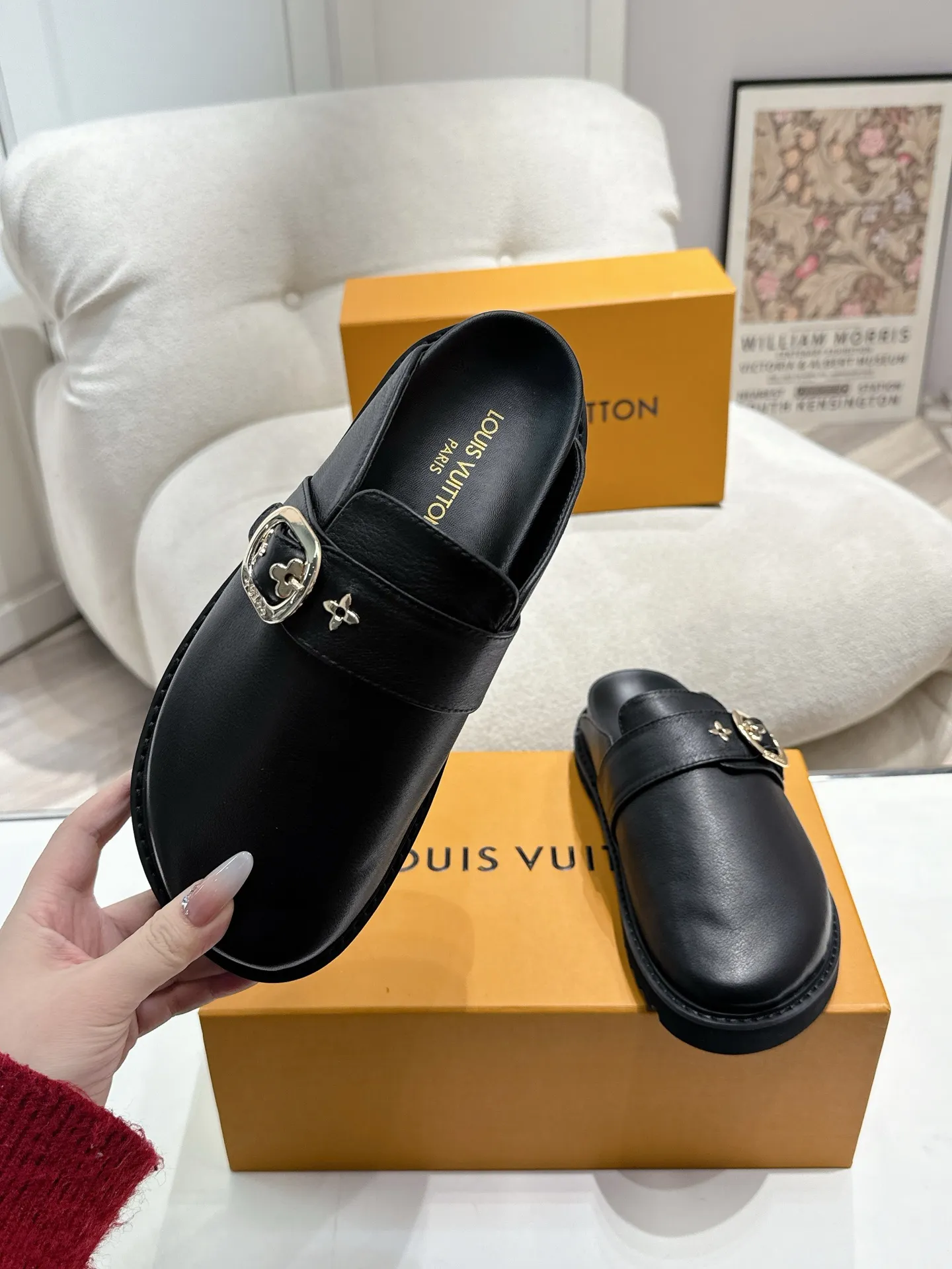 LOUIS VUITTON 黒 新作フラットスリッパ - 画像 (4)