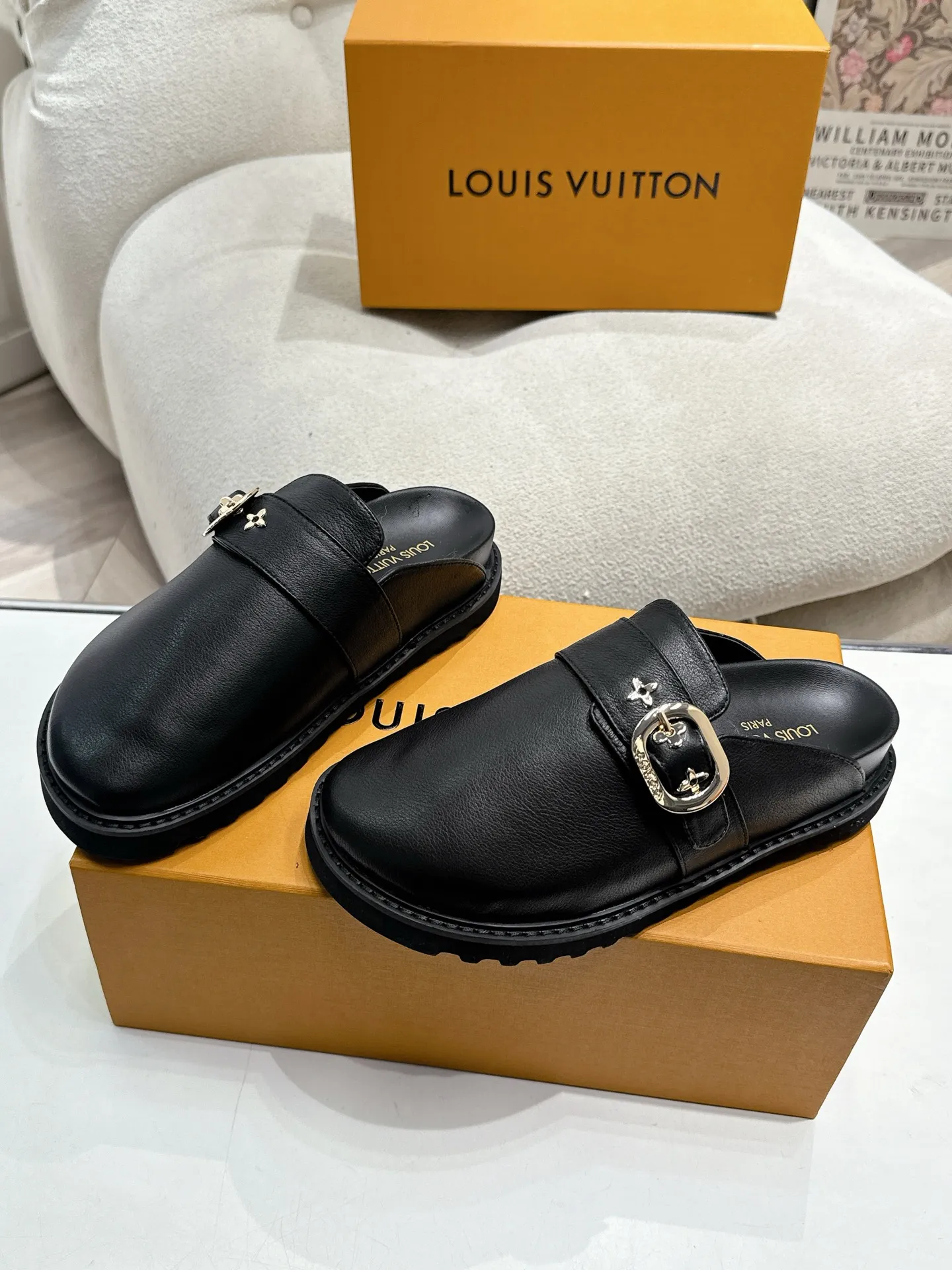 LOUIS VUITTON 黒 新作フラットスリッパ - 画像 (5)