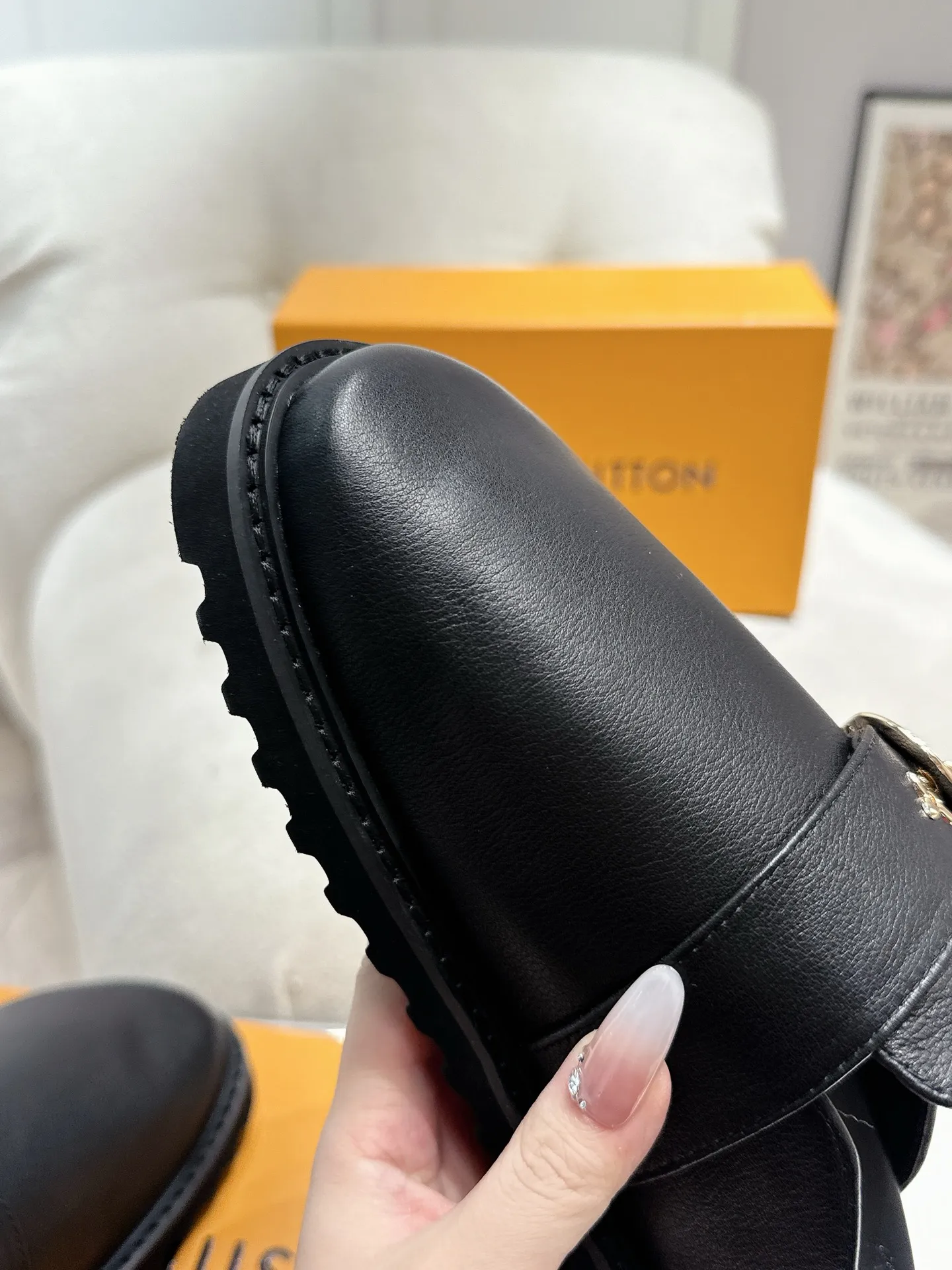 LOUIS VUITTON 黒 新作フラットスリッパ - 画像 (7)