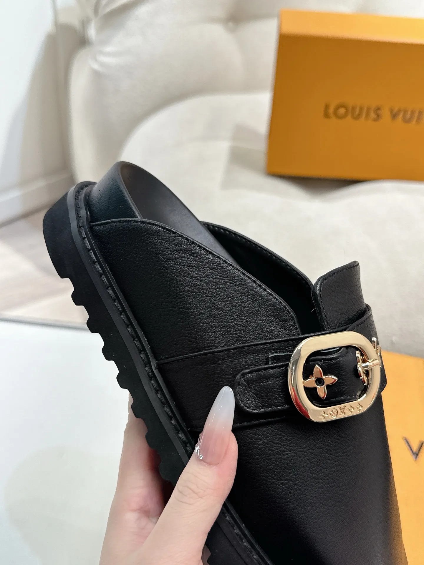 LOUIS VUITTON 黒 新作フラットスリッパ - 画像 (8)