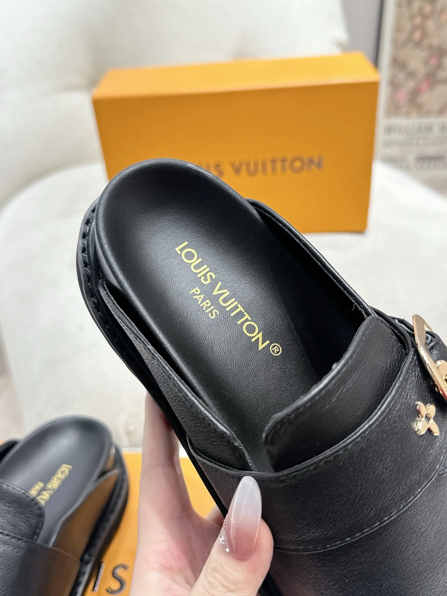 LOUIS VUITTON 黒 新作フラットスリッパ - 画像 (9)