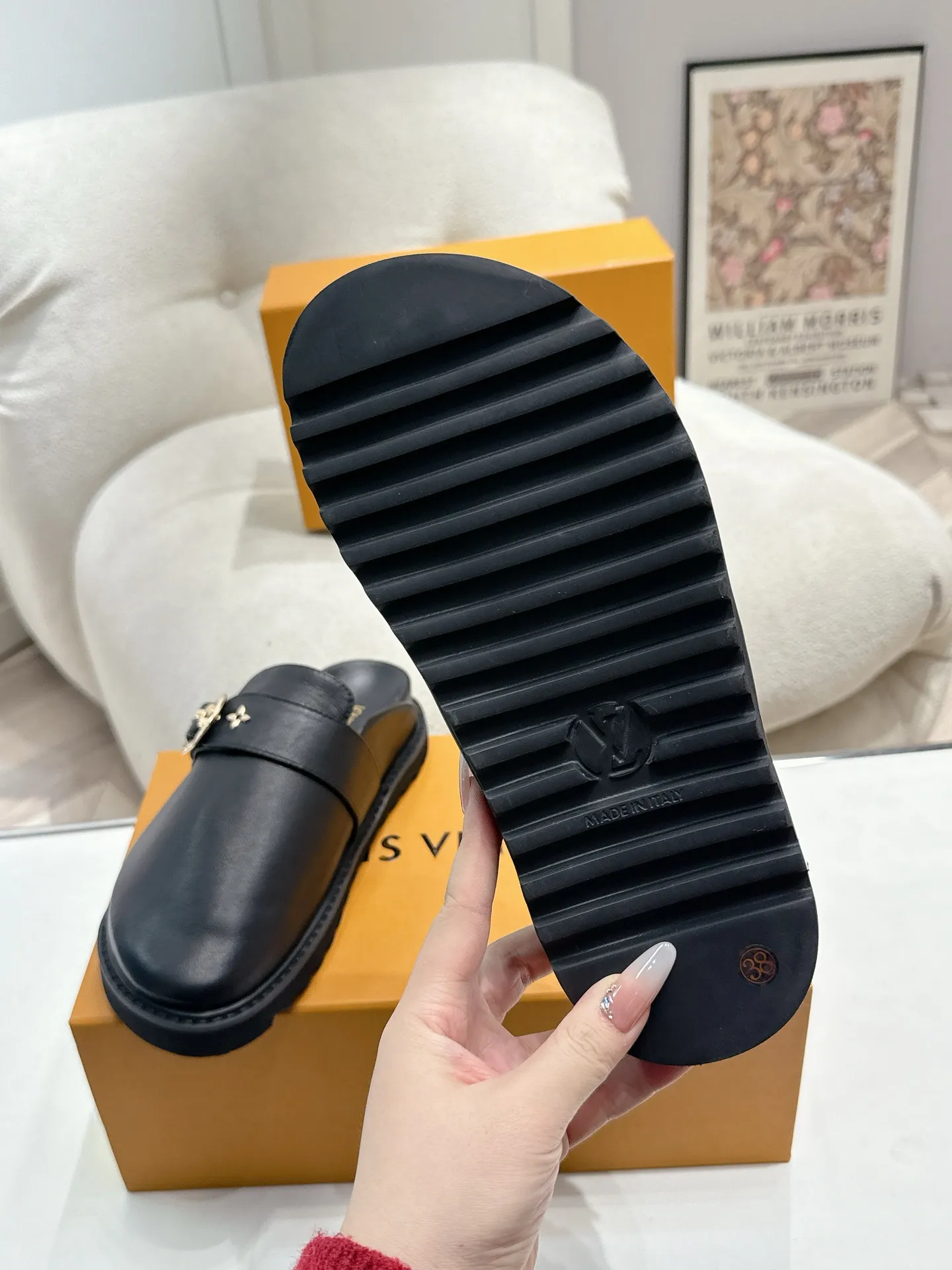 LOUIS VUITTON 黒 新作フラットスリッパ - 画像 (10)