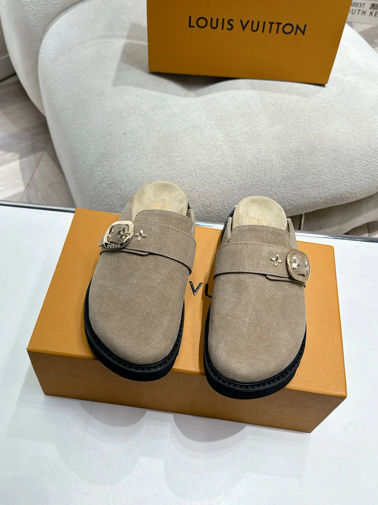 LOUIS VUITTON ベージュ フラットスリッパ