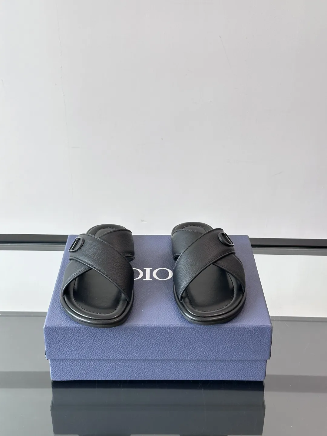 Dior 黒色クロスデザインサンダル - 画像 (3)