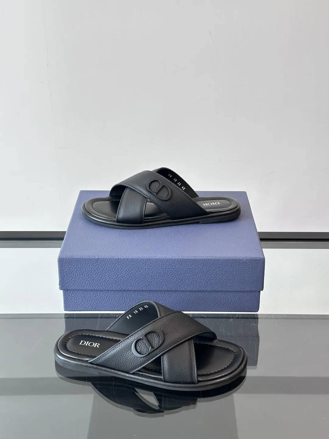 Dior 黒色クロスデザインサンダル - 画像 (5)