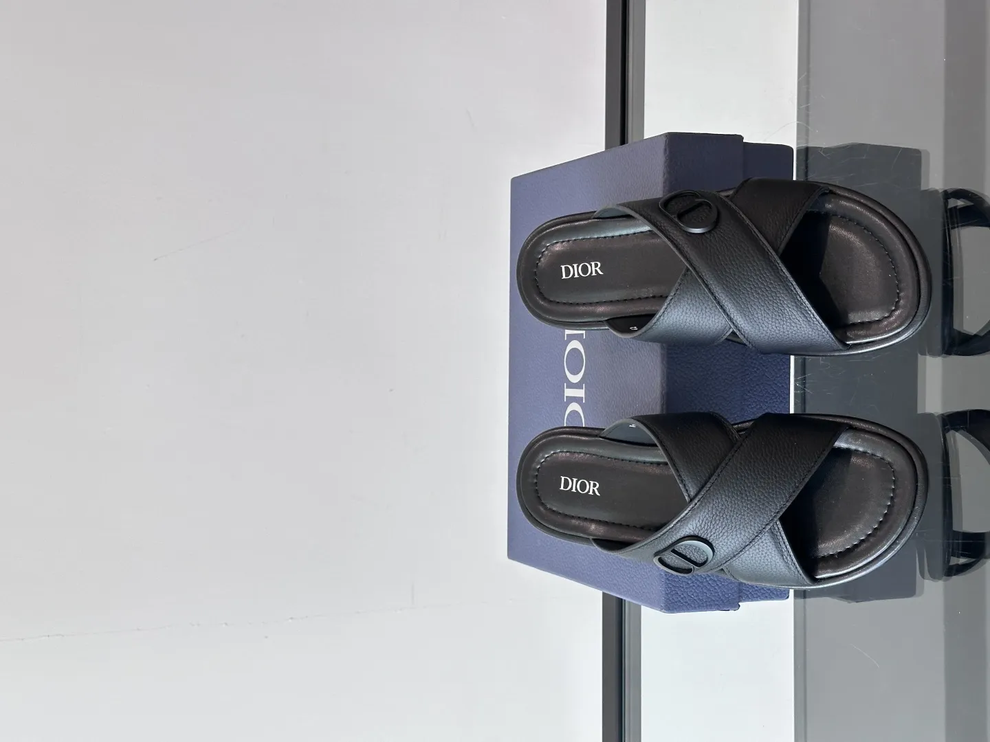 Dior 黒色クロスデザインサンダル - 画像 (7)