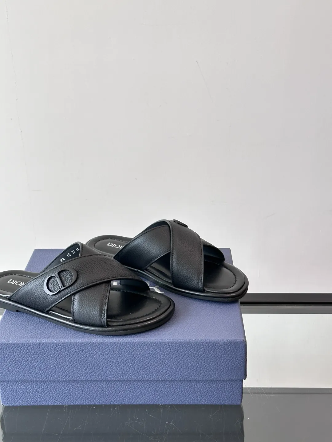 Dior 黒色クロスデザインサンダル - 画像 (9)