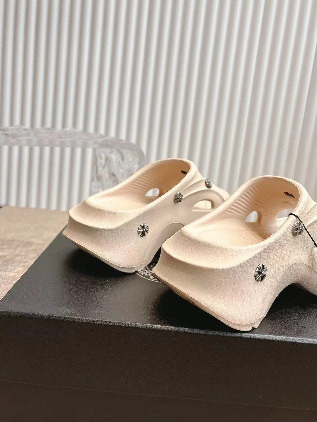 Chrome Hearts クロスデザイン ベージュ ハーフサンダル - 画像 (9)