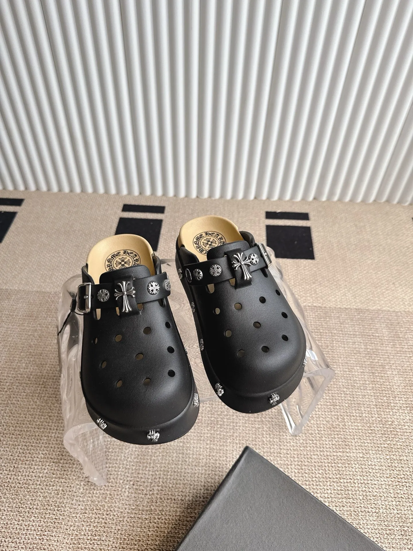 Chrome Hearts クロス厚底増高サンダル黒2025夏 - 画像 (6)