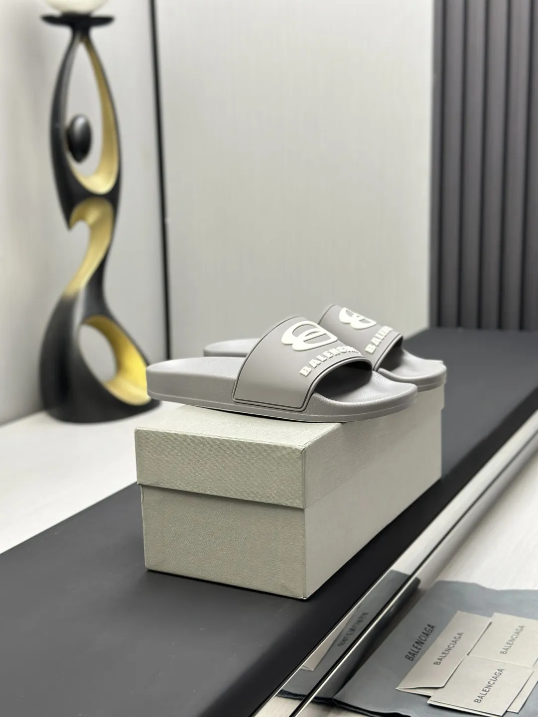 Balenciaga 2023 グレースライドサンダル ライトグレー - 画像 (3)