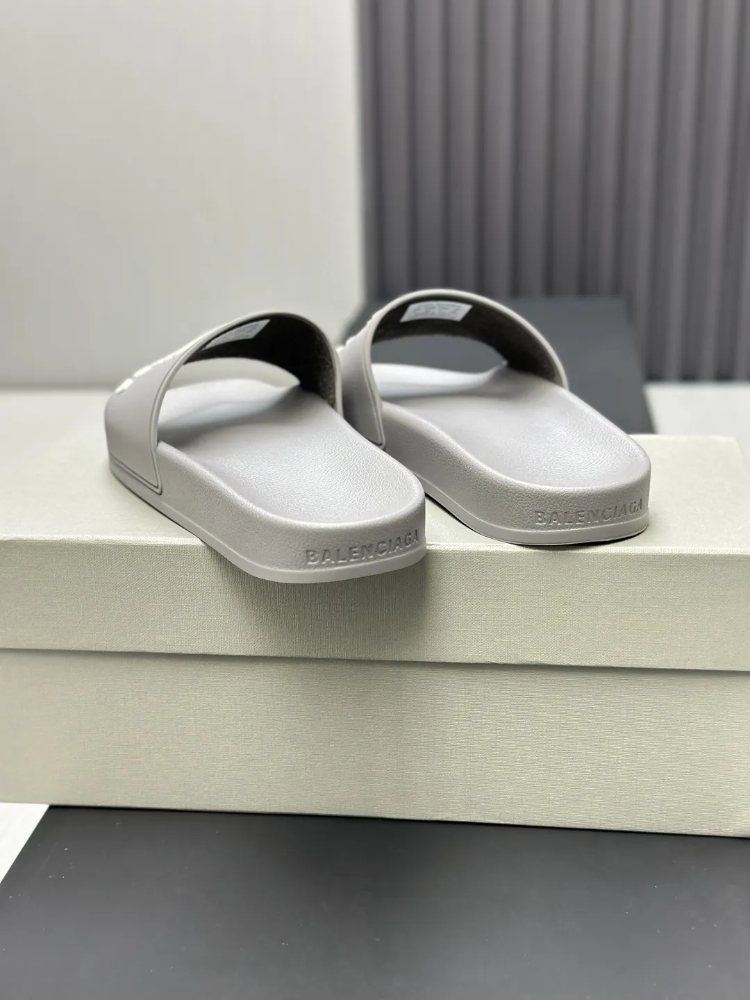 Balenciaga 2023 グレースライドサンダル ライトグレー - 画像 (8)