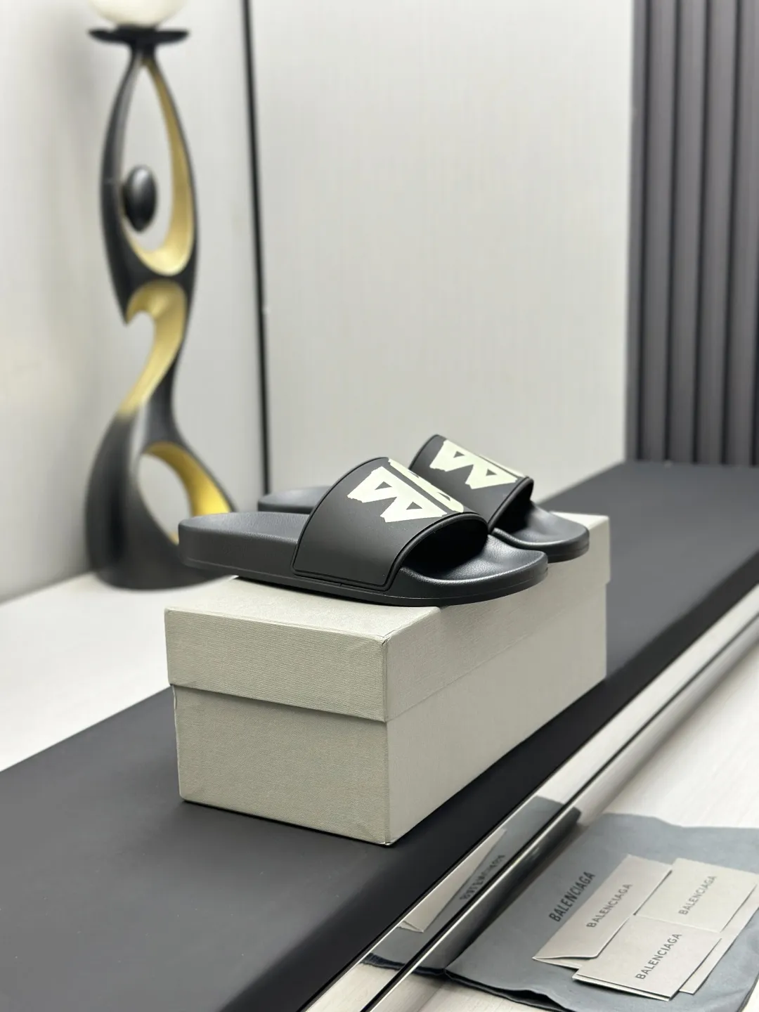 Balenciaga 黒スライドサンダル2023モデル - 画像 (3)