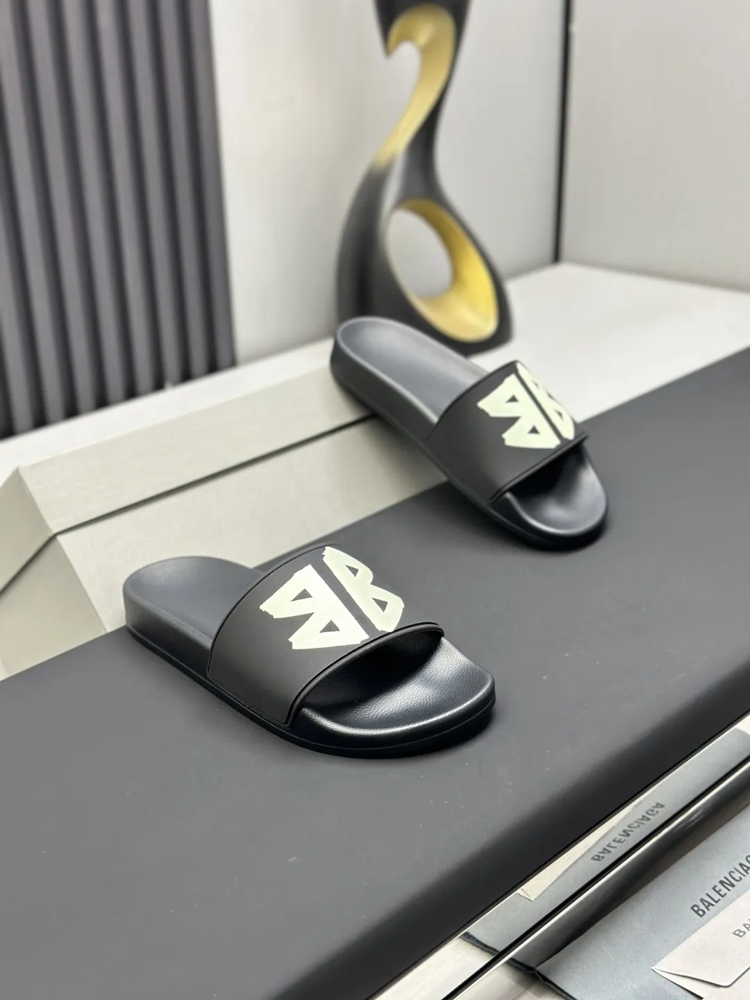 Balenciaga 黒スライドサンダル2023モデル - 画像 (4)