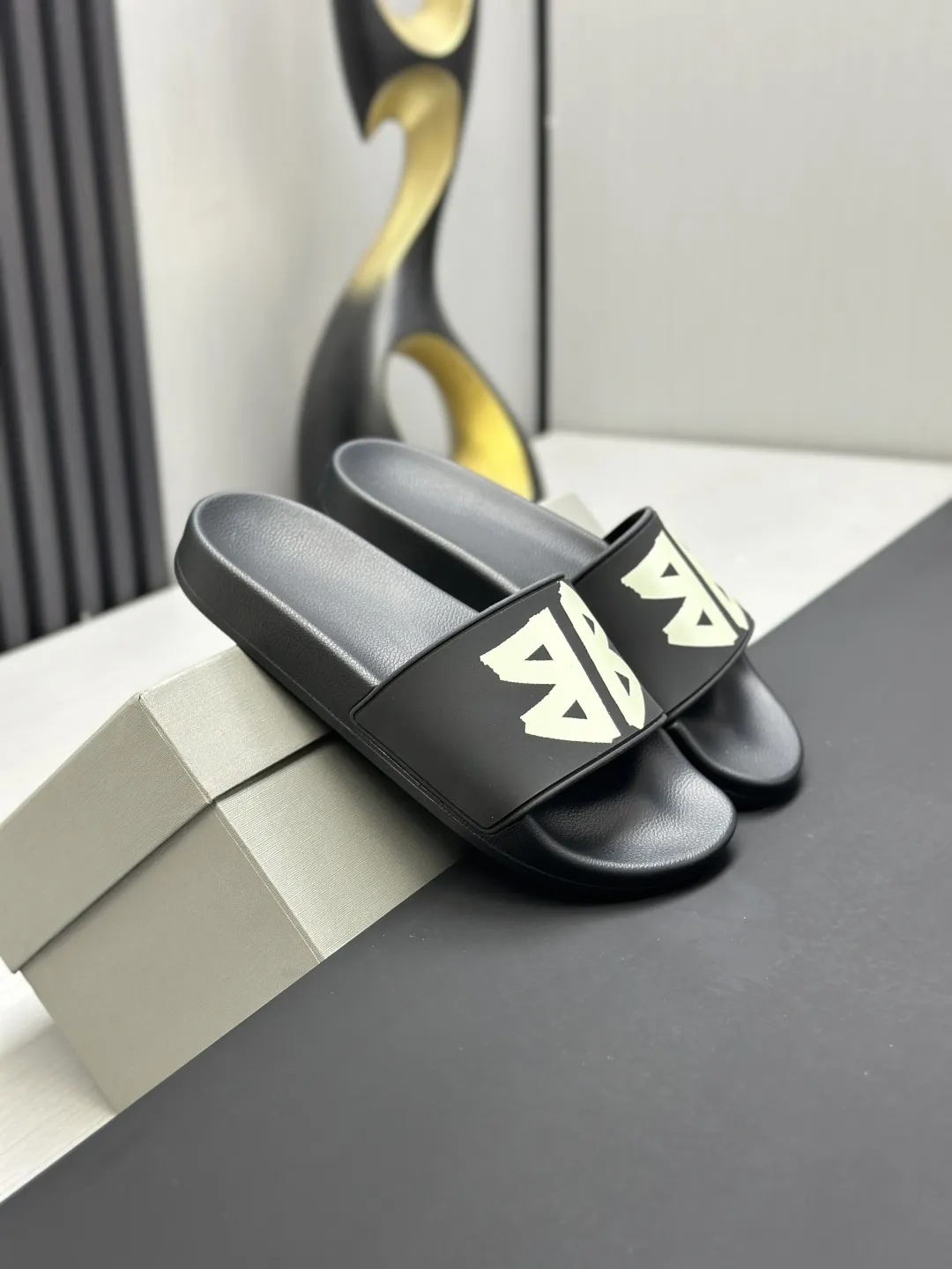 Balenciaga 黒スライドサンダル2023モデル - 画像 (5)