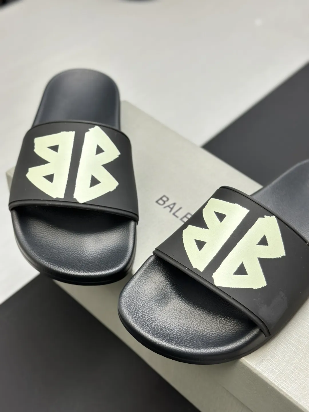 Balenciaga 黒スライドサンダル2023モデル - 画像 (6)