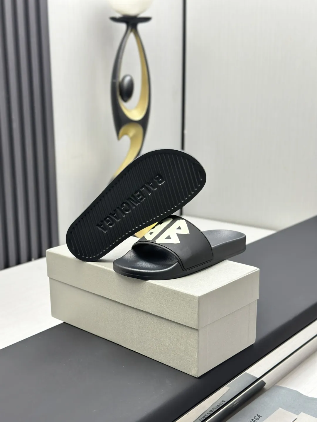 Balenciaga 黒スライドサンダル2023モデル - 画像 (7)