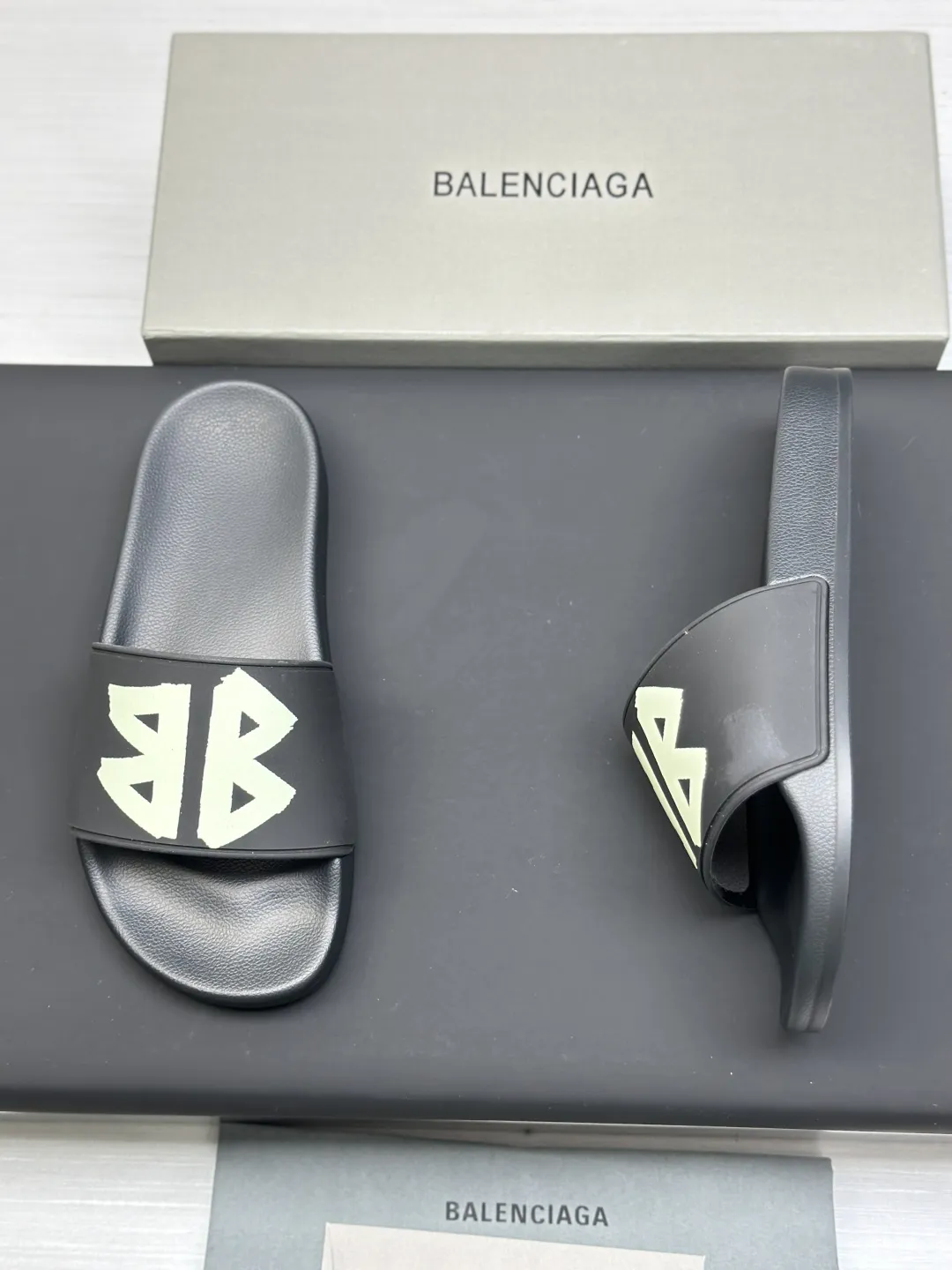 Balenciaga 黒スライドサンダル2023モデル - 画像 (9)