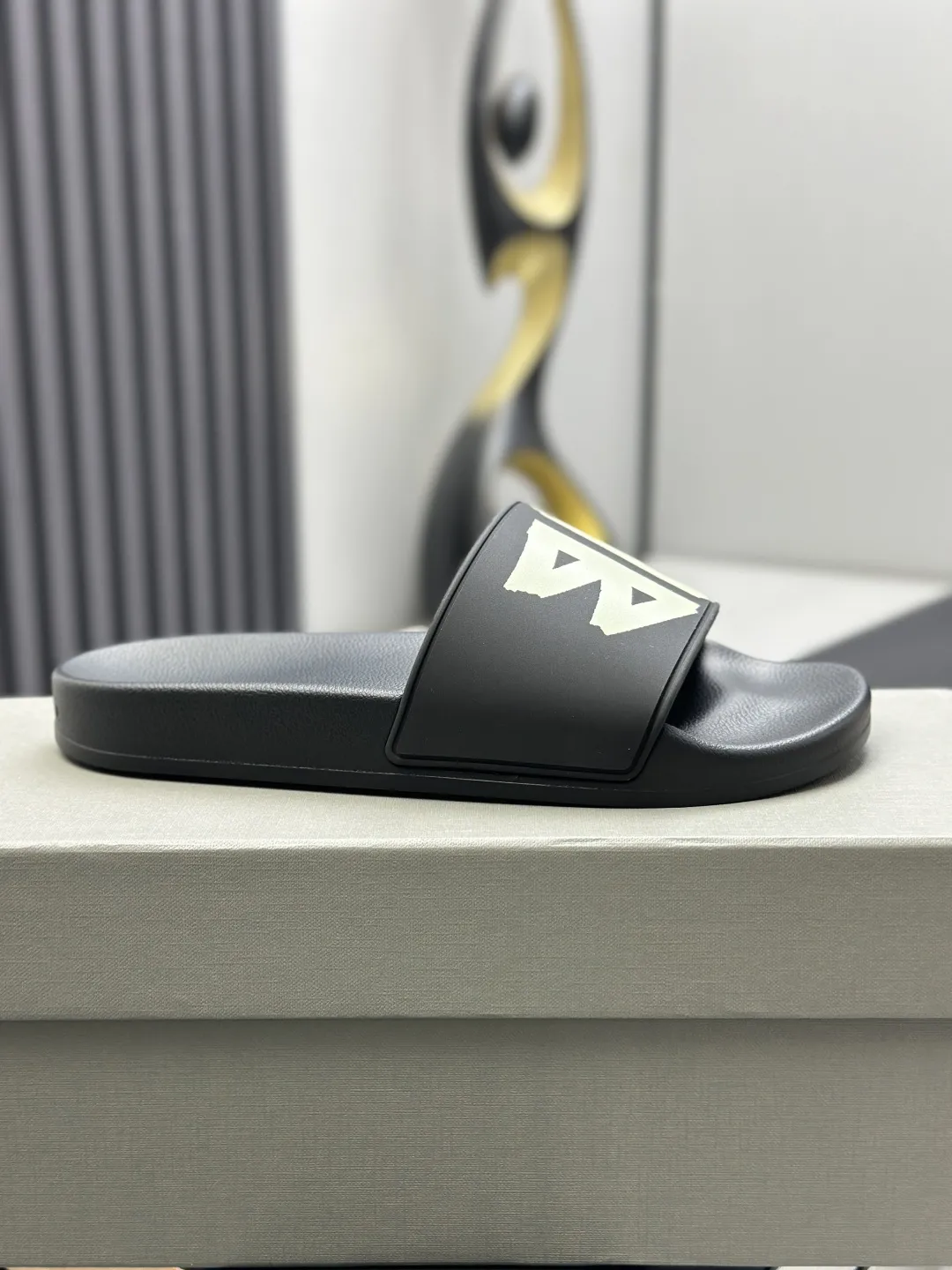 Balenciaga 黒スライドサンダル2023モデル - 画像 (10)