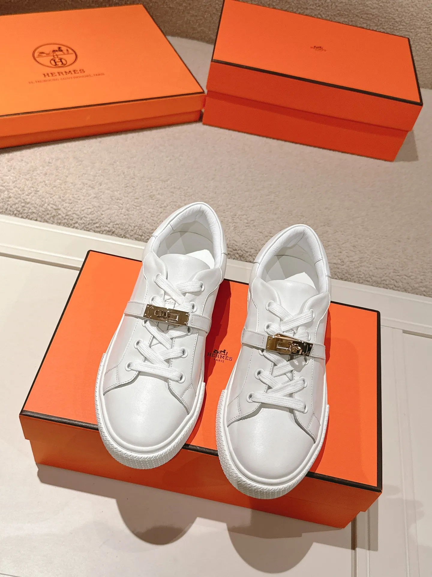 HERMES 厚底スニーカー 白 Kelly扣デザイン - 画像 (3)