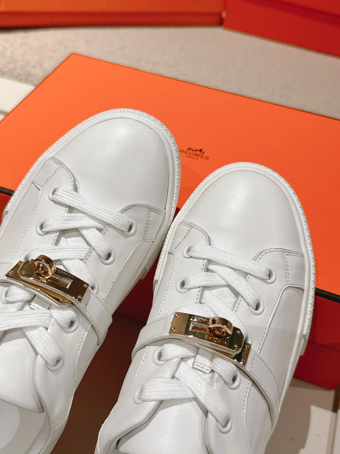 HERMES 厚底スニーカー 白 Kelly扣デザイン - 画像 (7)