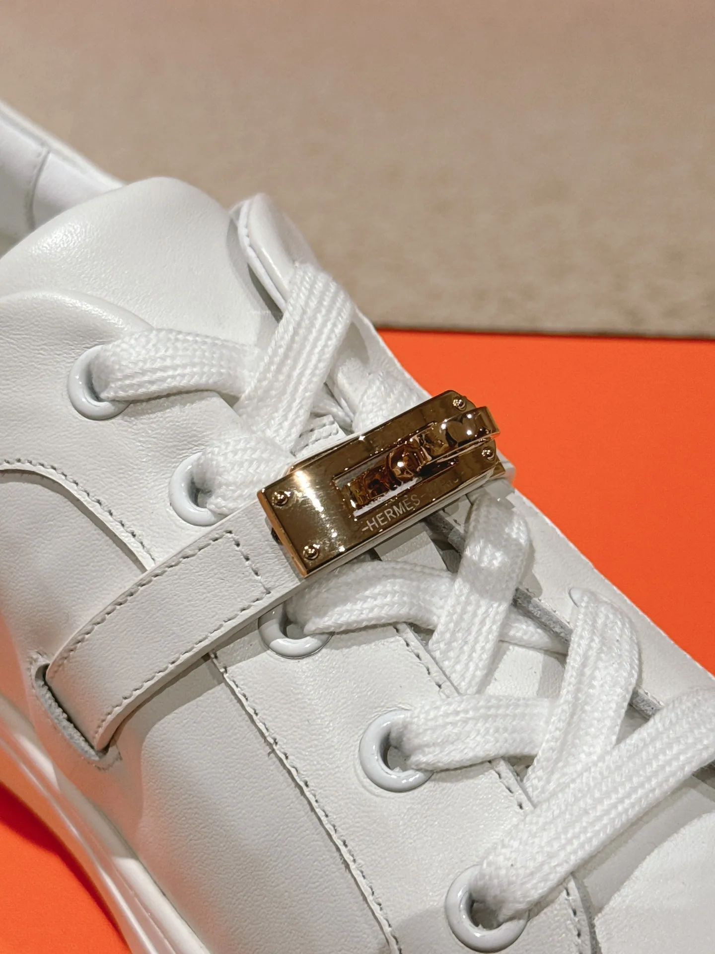 HERMES 厚底スニーカー 白 Kelly扣デザイン - 画像 (9)