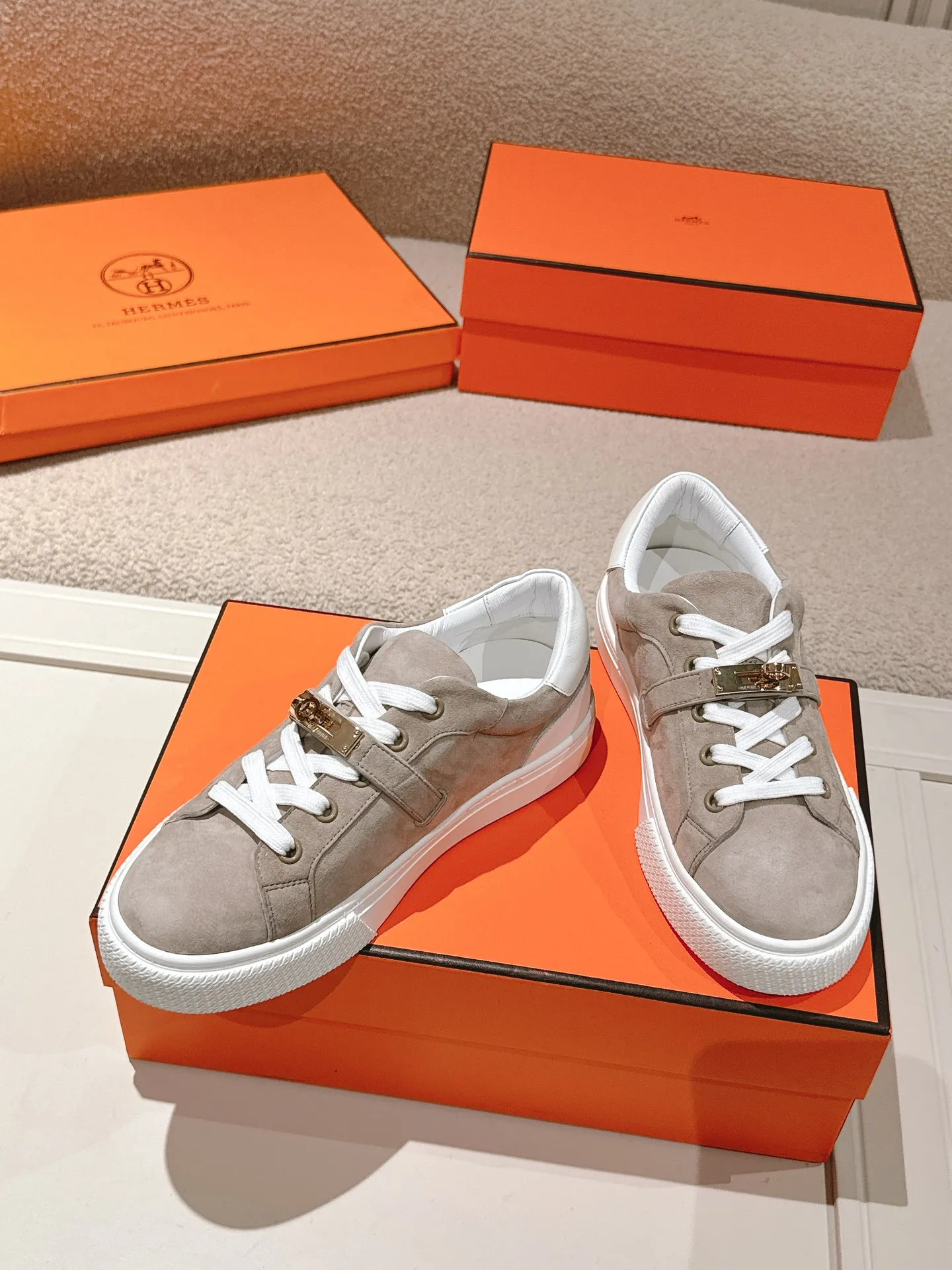 HERMÈS 厚底スニーカー グレー ケリーデザイン - 画像 (5)