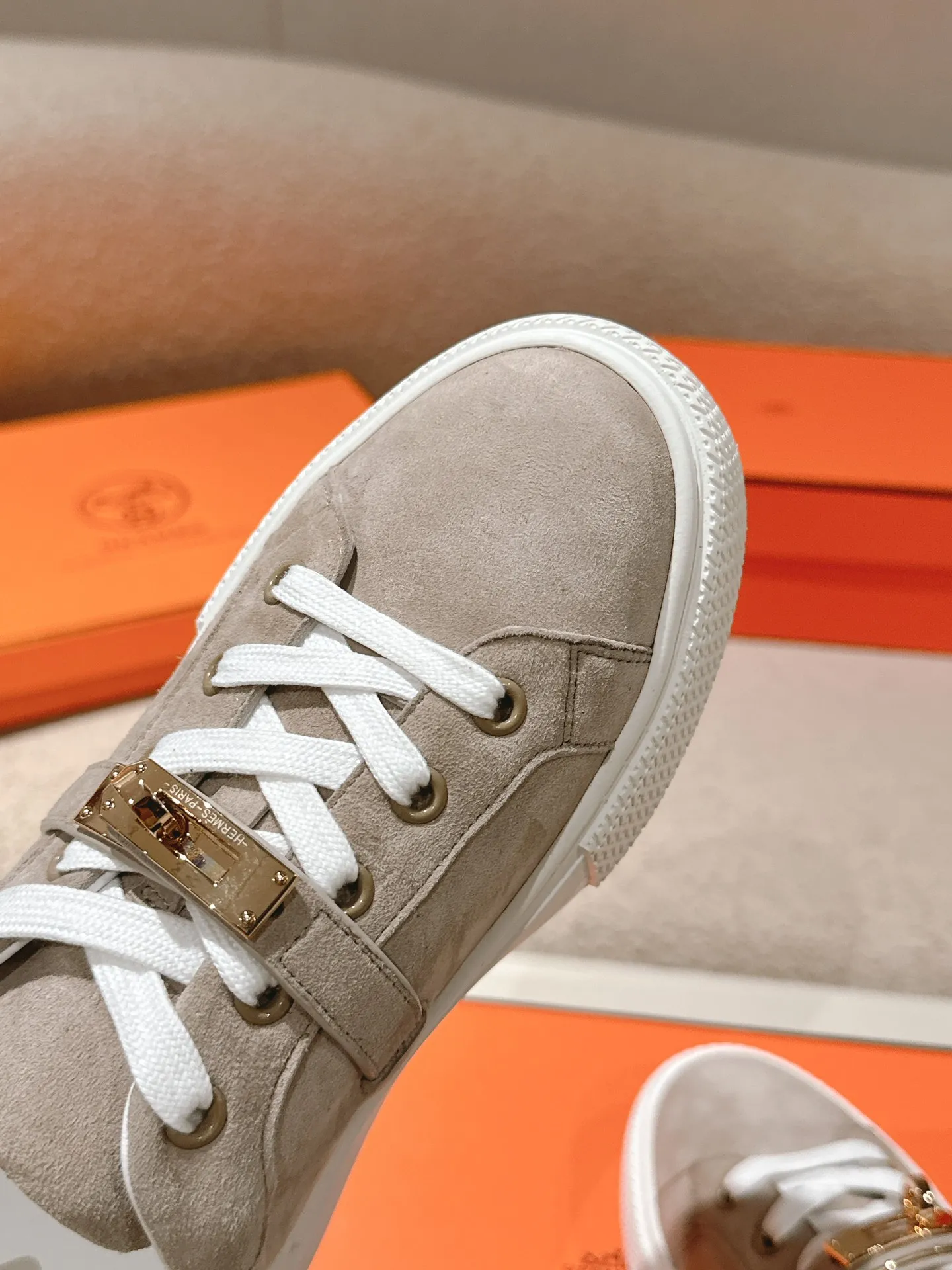 HERMÈS 厚底スニーカー グレー ケリーデザイン - 画像 (7)