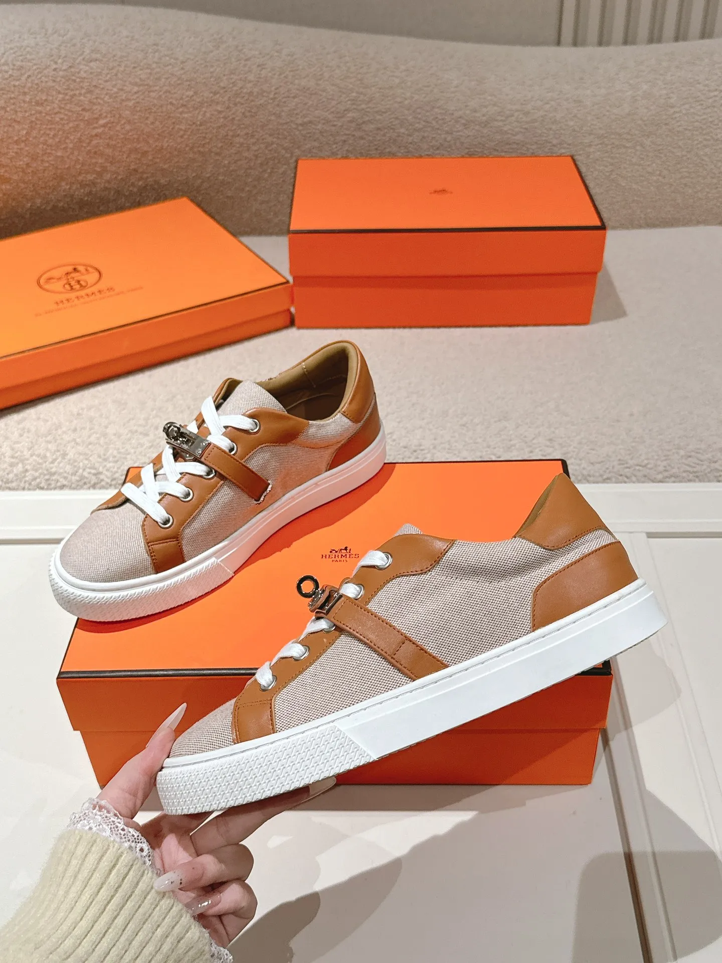 エルメス 厚底スニーカー ベージュ カジュアルスタイル