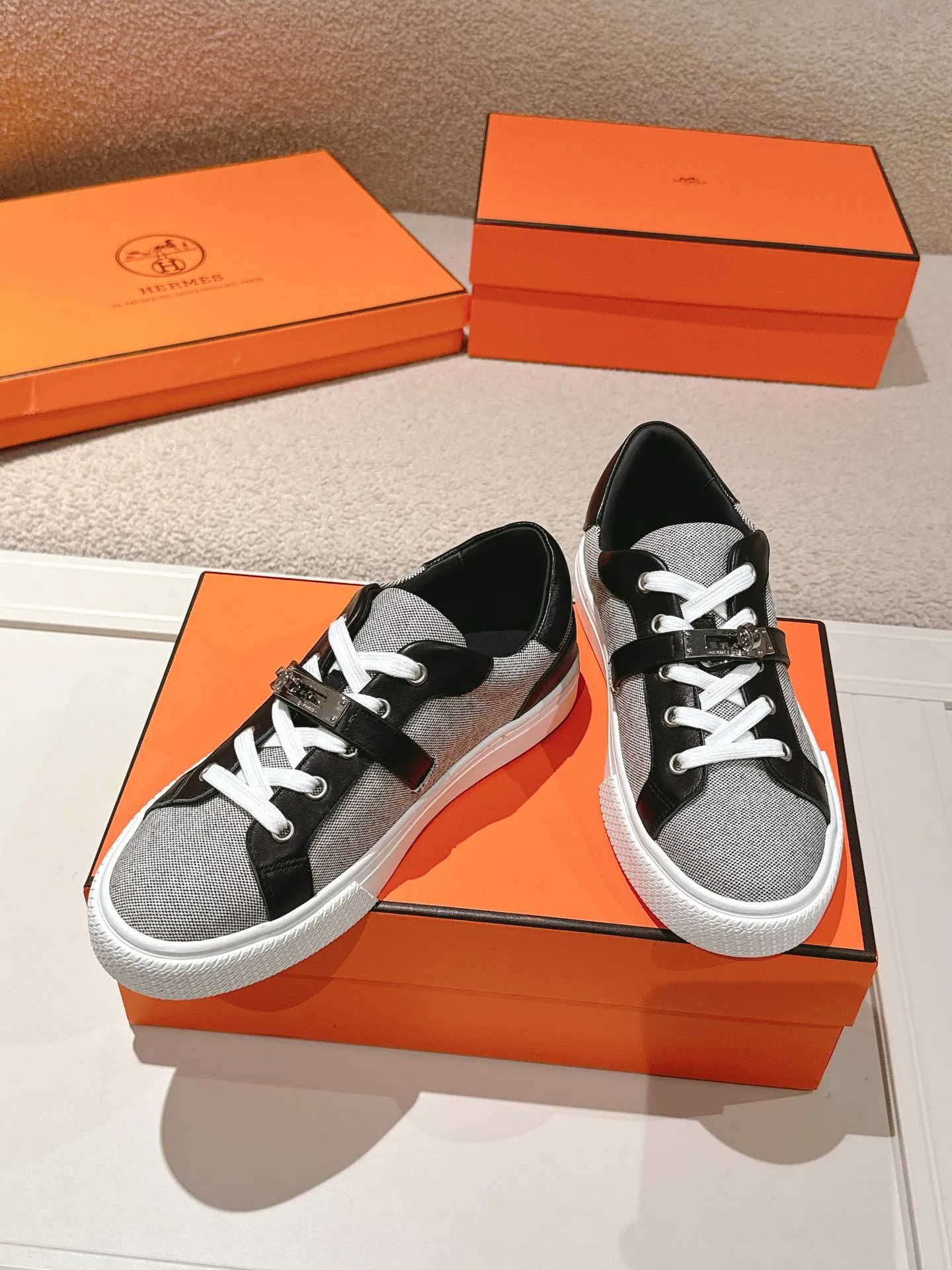 エルメス 厚底スニーカー グレー×ブラック ケリーデザイン - 画像 (5)
