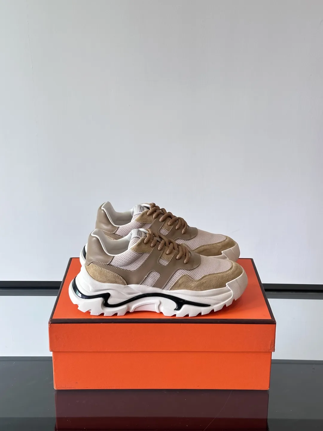 エルメス ヒューゴ厚底スニーカー ベージュ スタイル