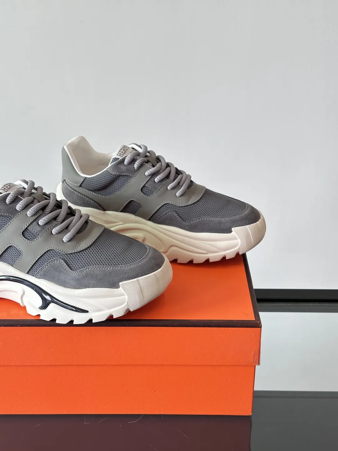 HERMES Hugo 厚底スニーカー グレー カジュアルスタイル - 画像 (9)