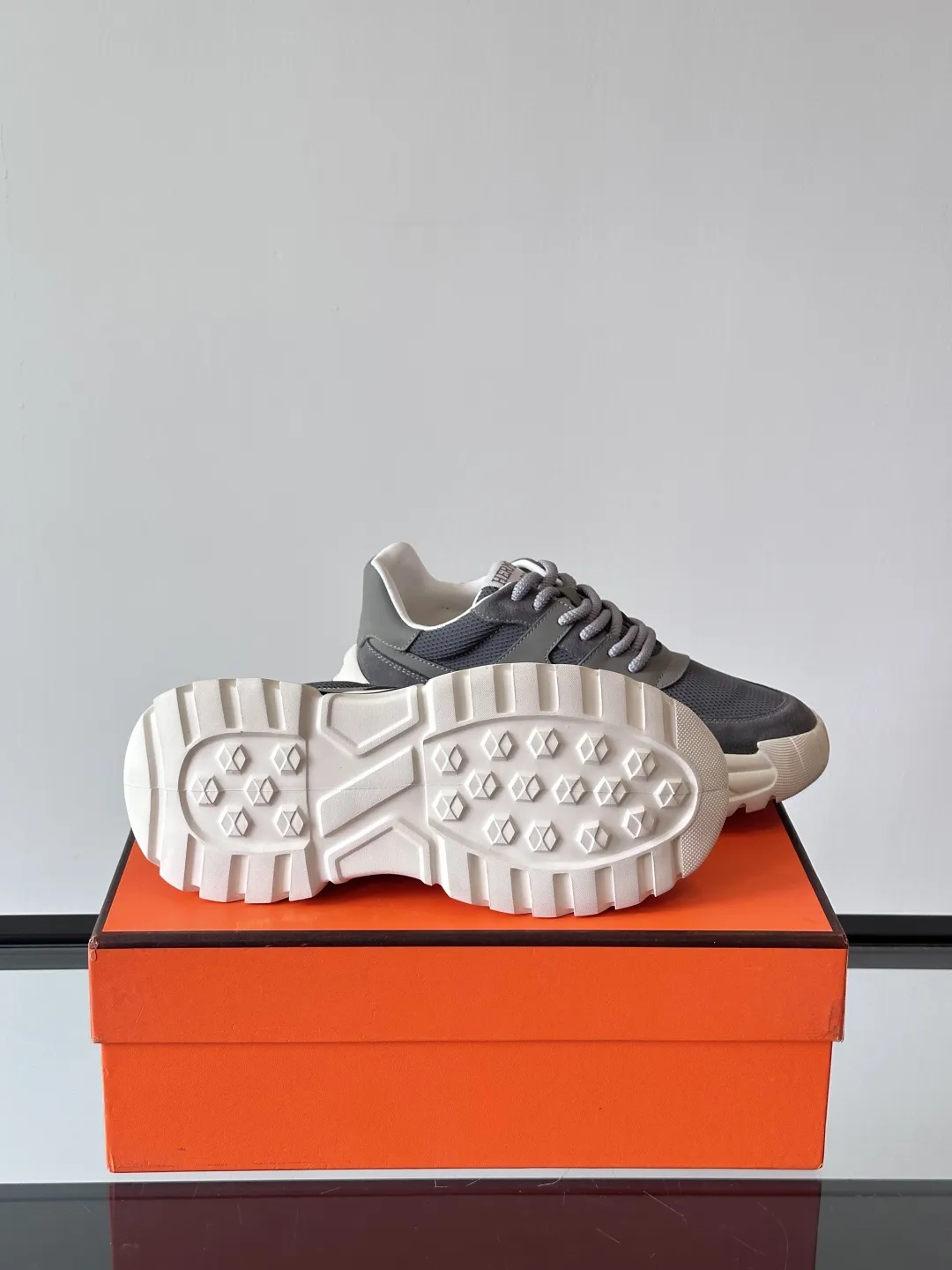 HERMES Hugo 厚底スニーカー グレー カジュアルスタイル - 画像 (10)