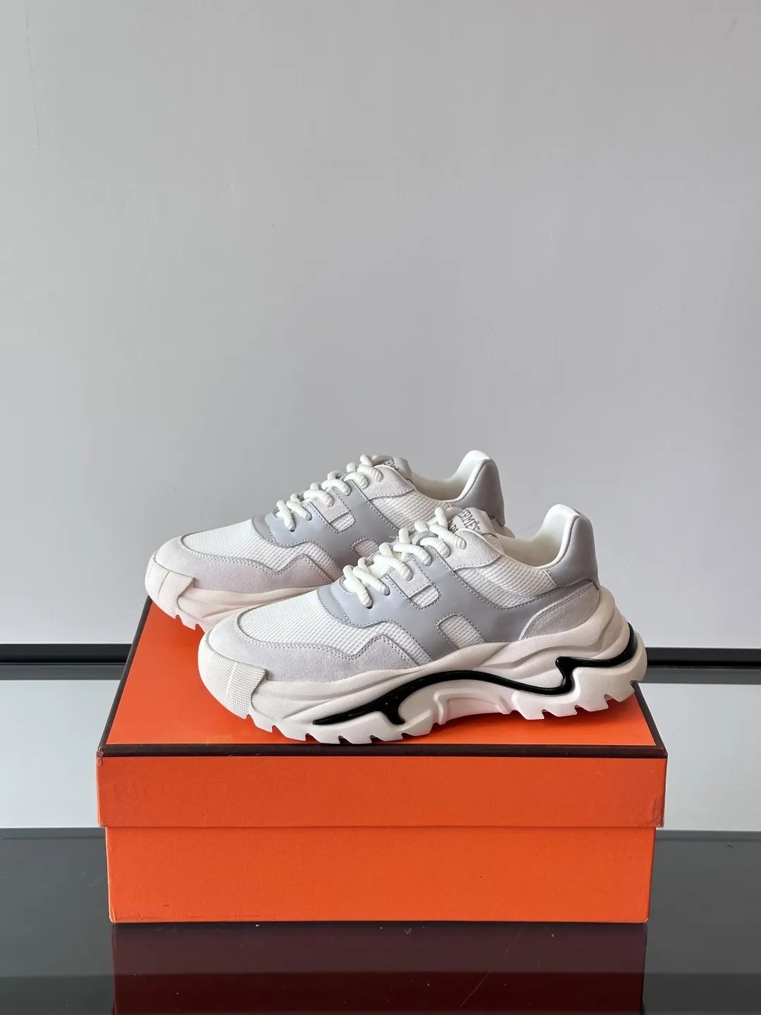 HERMES Hugo 厚底スニーカー ホワイト スタイル - 画像 (4)