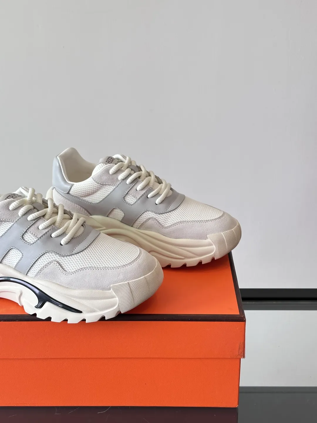 HERMES Hugo 厚底スニーカー ホワイト スタイル - 画像 (9)