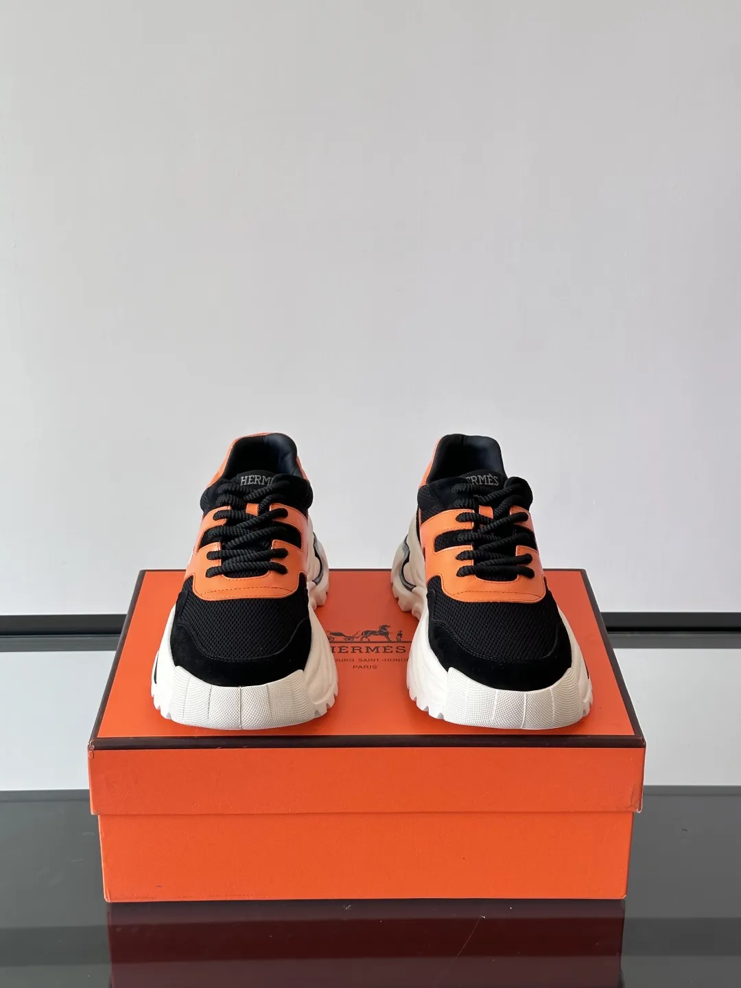 HERMES Hugo厚底スニーカー オレンジとブラック - 画像 (3)