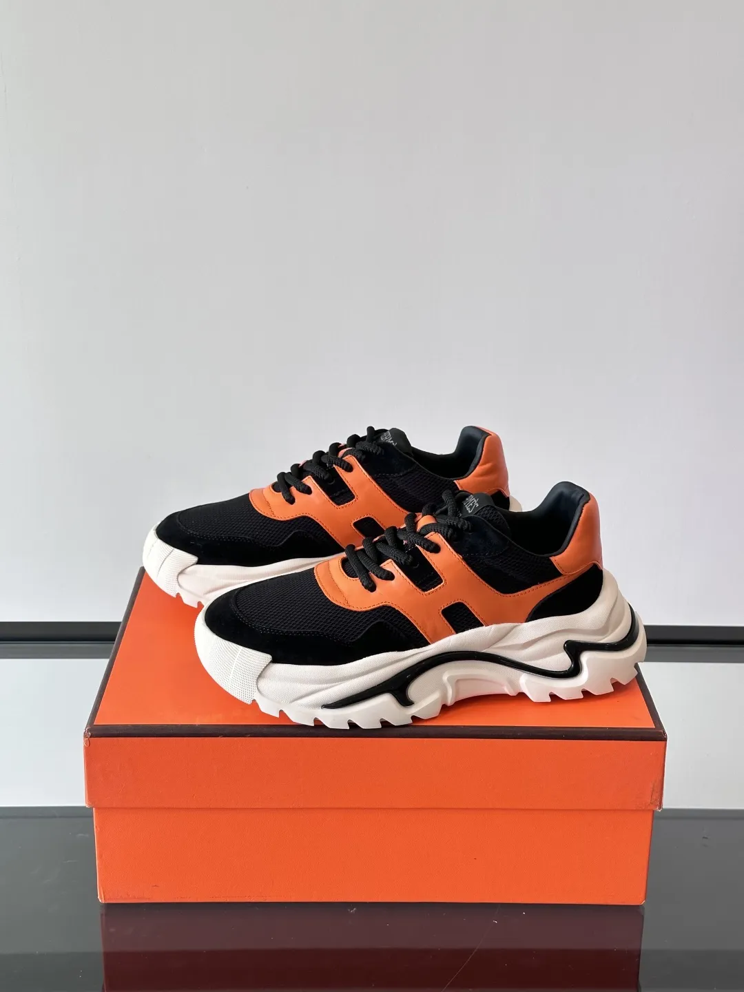 HERMES Hugo厚底スニーカー オレンジとブラック - 画像 (4)