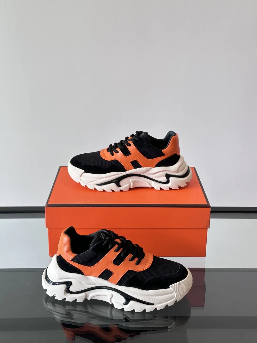 HERMES Hugo厚底スニーカー オレンジとブラック - 画像 (5)