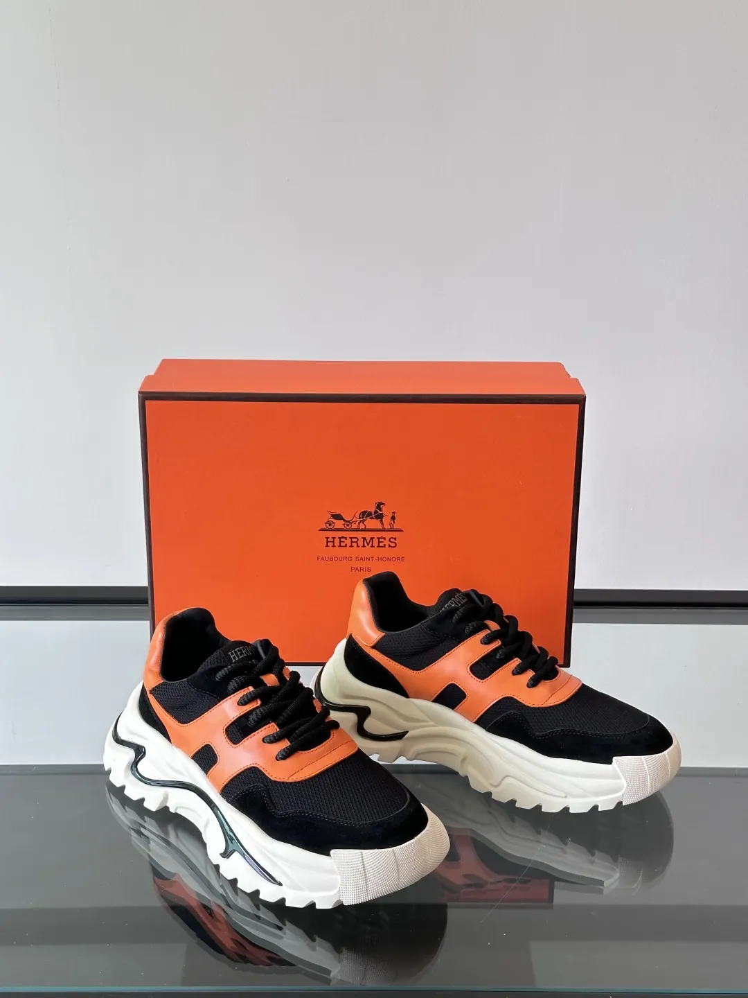 HERMES Hugo厚底スニーカー オレンジとブラック - 画像 (6)