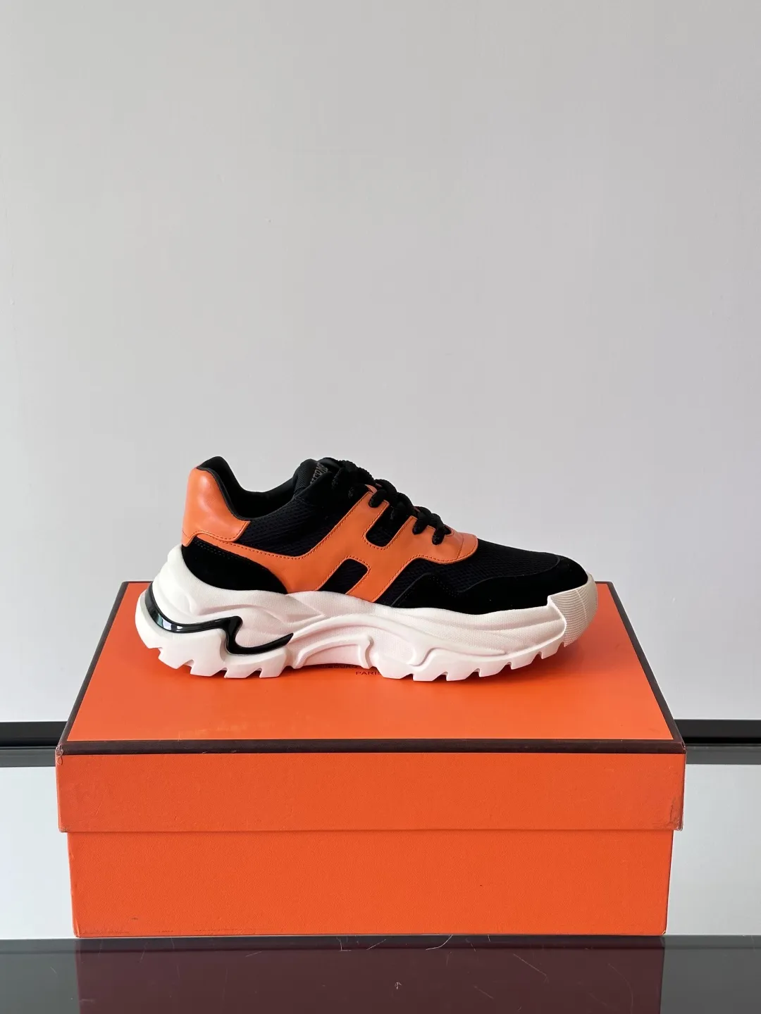 HERMES Hugo厚底スニーカー オレンジとブラック - 画像 (7)