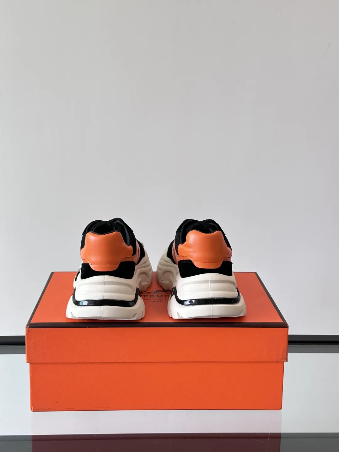 HERMES Hugo厚底スニーカー オレンジとブラック - 画像 (8)