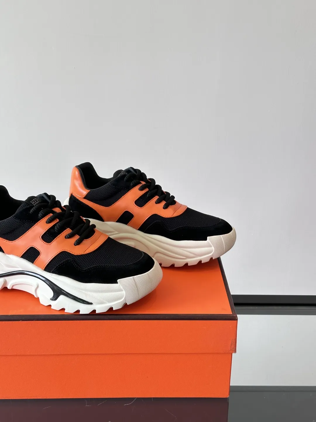 HERMES Hugo厚底スニーカー オレンジとブラック - 画像 (9)
