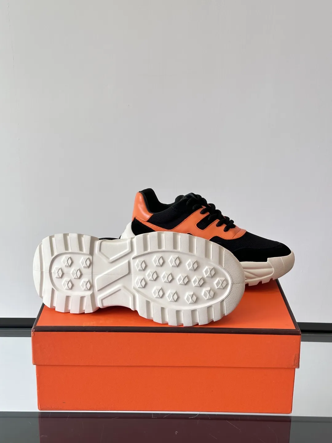 HERMES Hugo厚底スニーカー オレンジとブラック - 画像 (10)