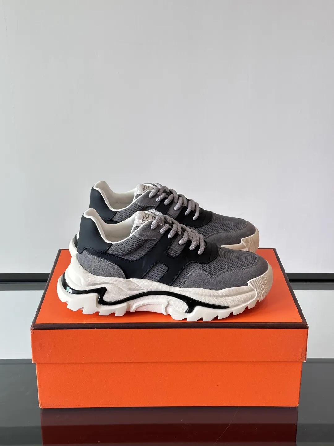 HERMES Hugo 厚底スニーカー グレー スタイル