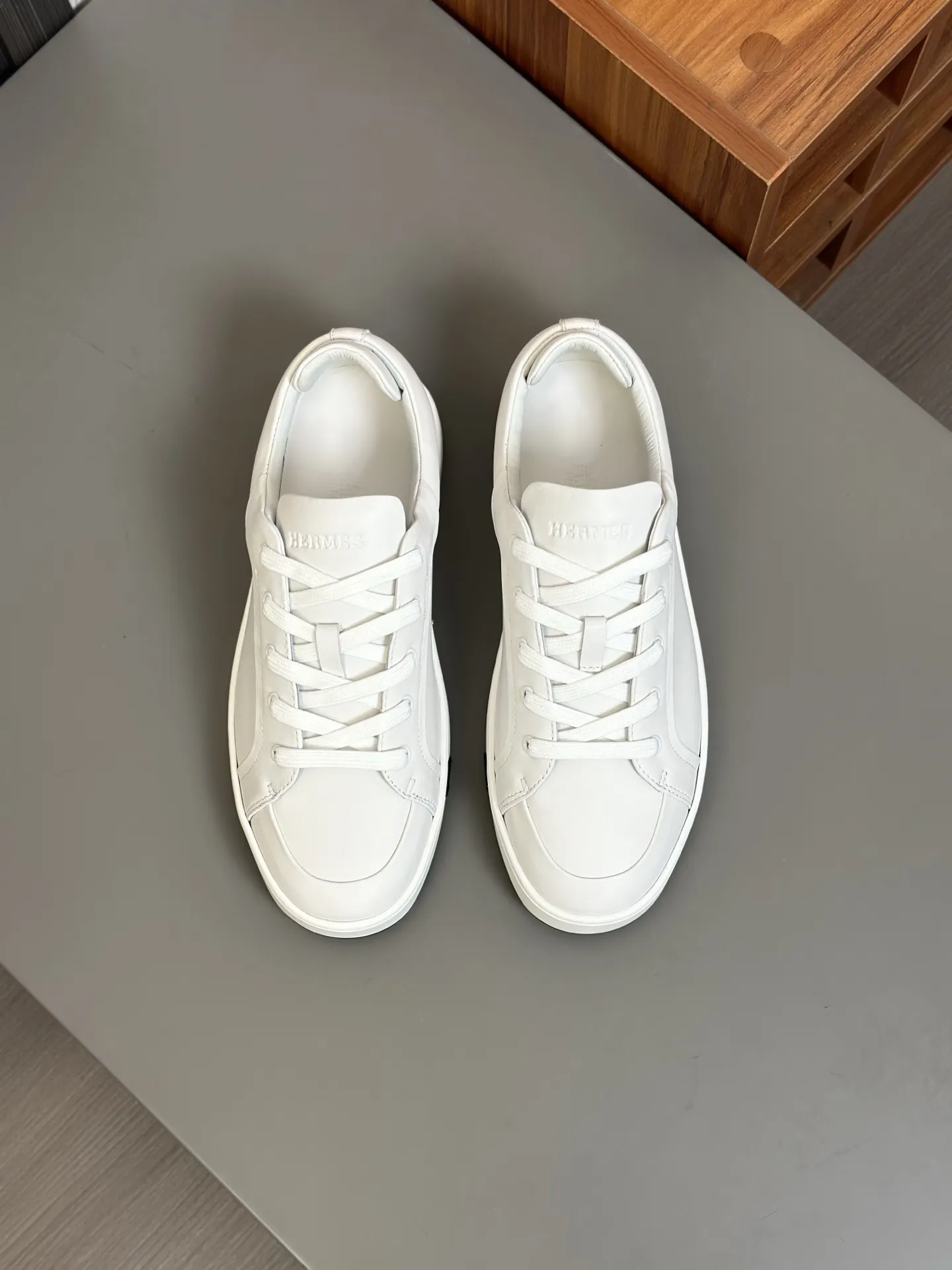 HERMES 厚底スニーカー ホワイト スタイル - 画像 (3)