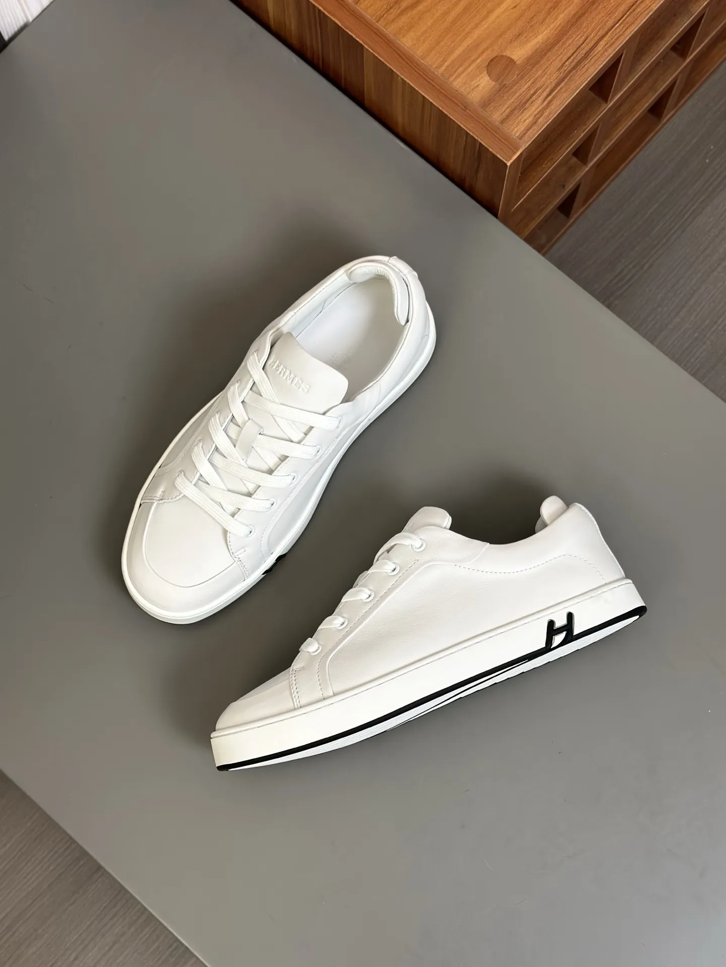 HERMES 厚底スニーカー ホワイト スタイル - 画像 (4)