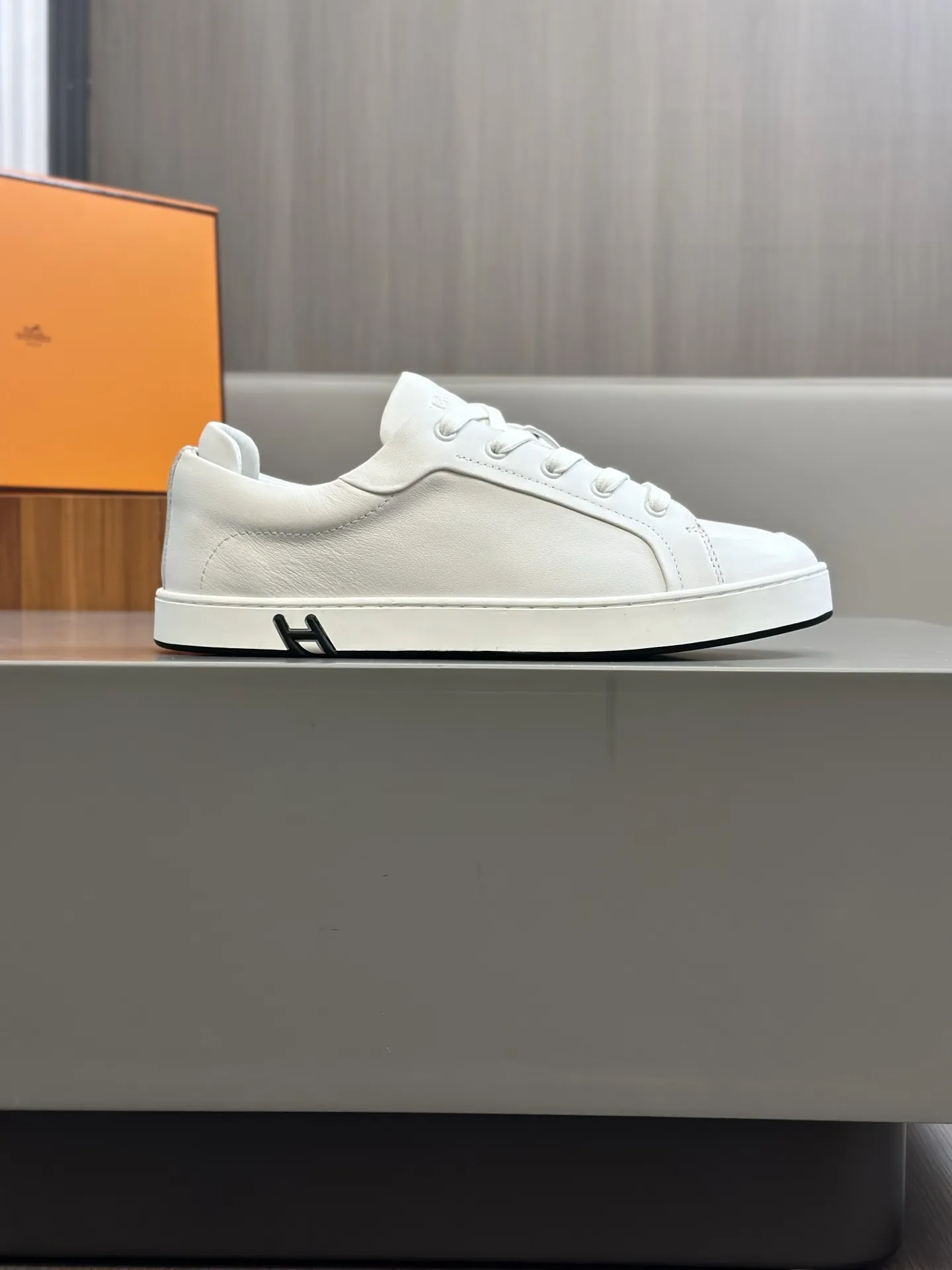 HERMES 厚底スニーカー ホワイト スタイル - 画像 (5)