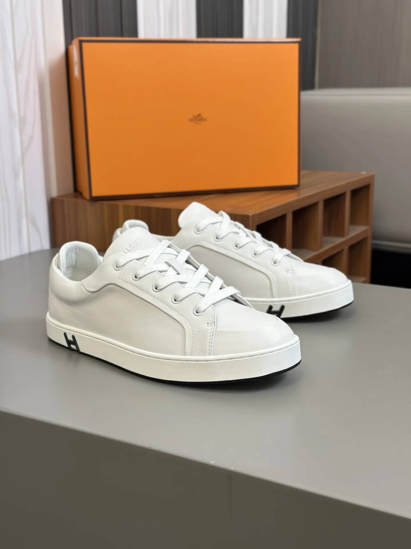 HERMES 厚底スニーカー ホワイト スタイル - 画像 (7)