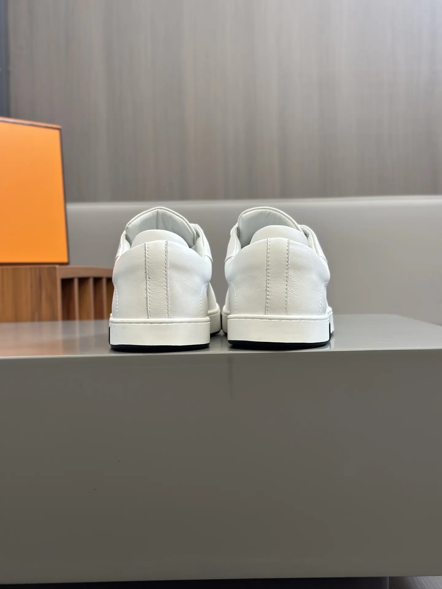 HERMES 厚底スニーカー ホワイト スタイル - 画像 (8)