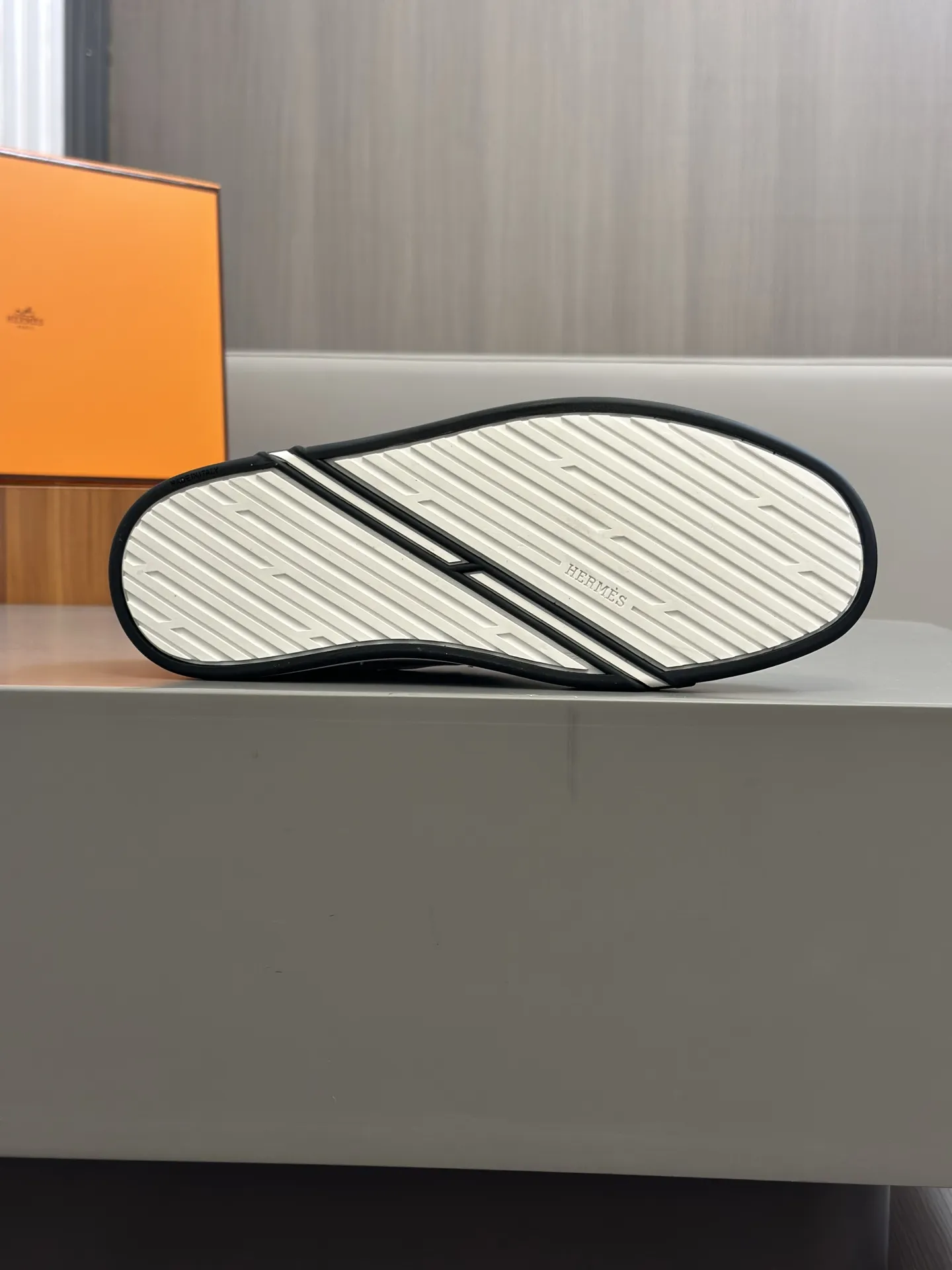 HERMES 厚底スニーカー ホワイト スタイル - 画像 (9)